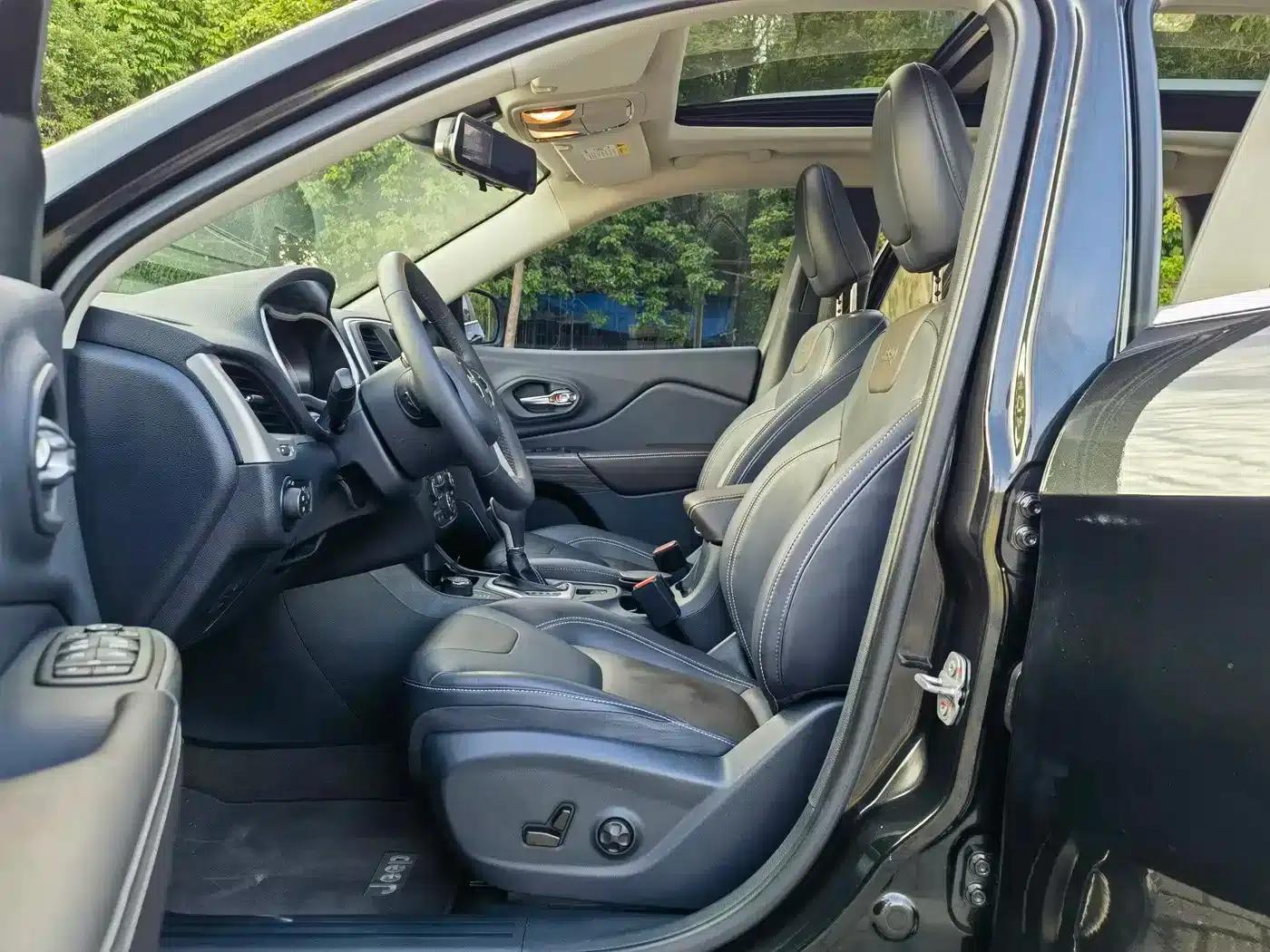 Jeep Cherokee 2016 2.4L Professional Smart Edition — миниатюра 13