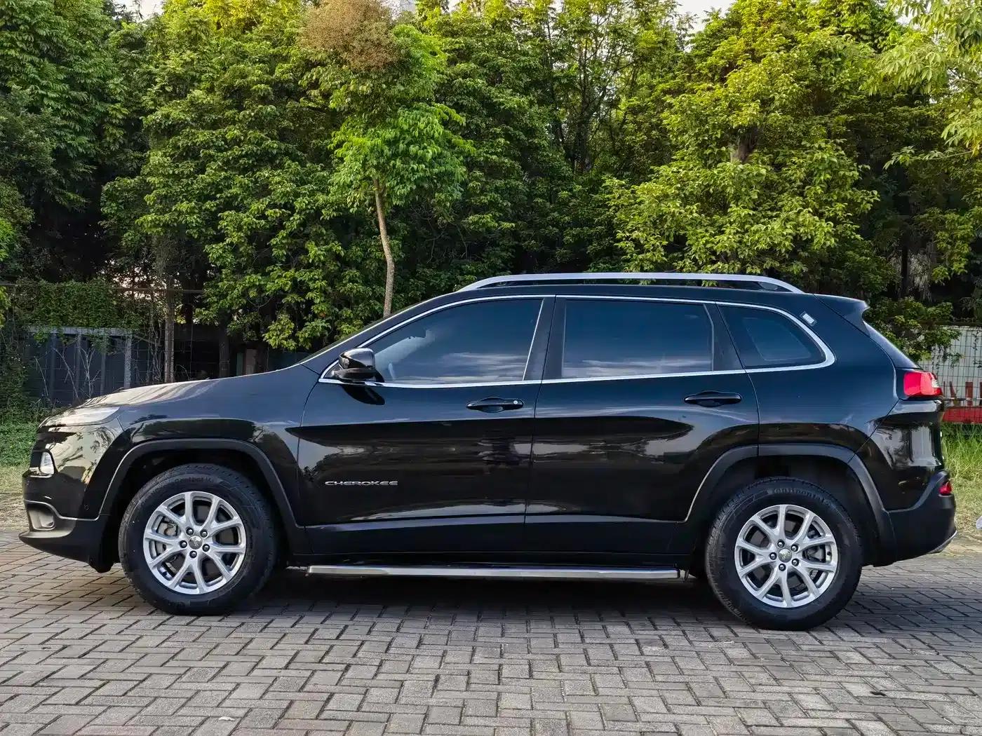Jeep Cherokee 2016 2.4L Professional Smart Edition — миниатюра 4