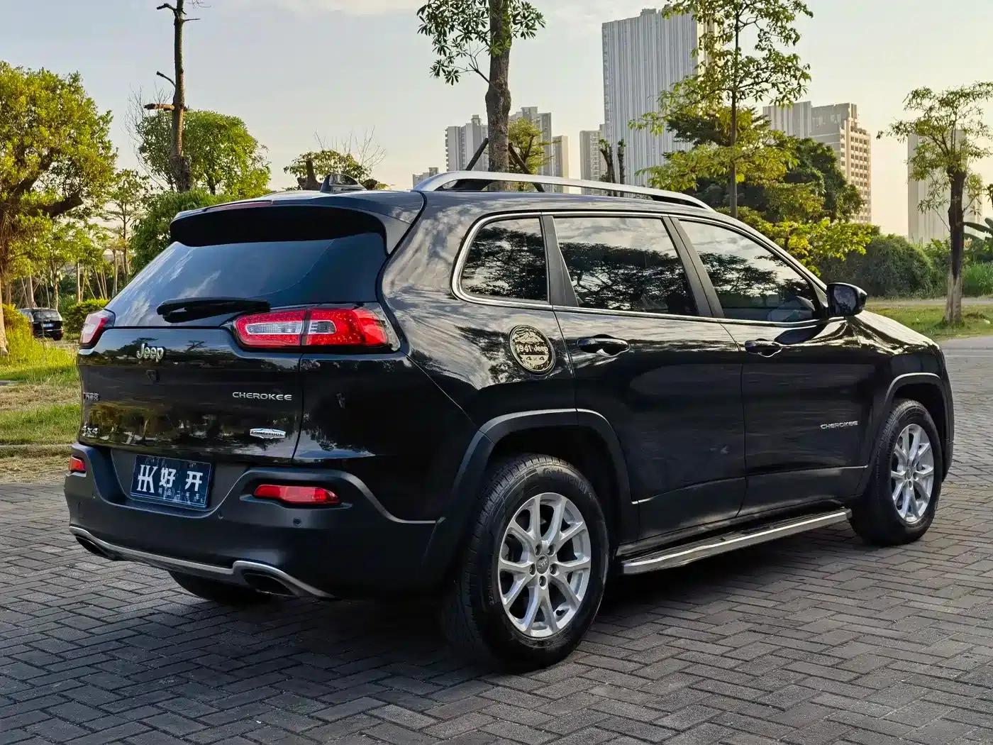 Jeep Cherokee 2016 2.4L Professional Smart Edition — миниатюра 7