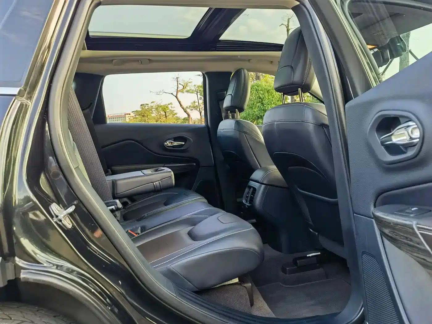 Jeep Cherokee 2016 2.4L Professional Smart Edition — миниатюра 8