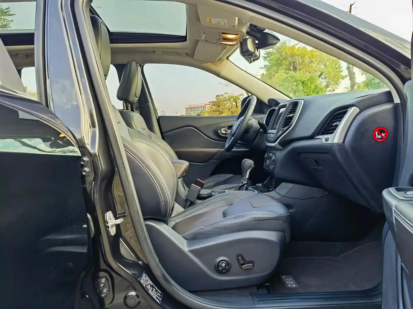 Jeep Cherokee 2016 2.4L Professional Smart Edition — миниатюра 9