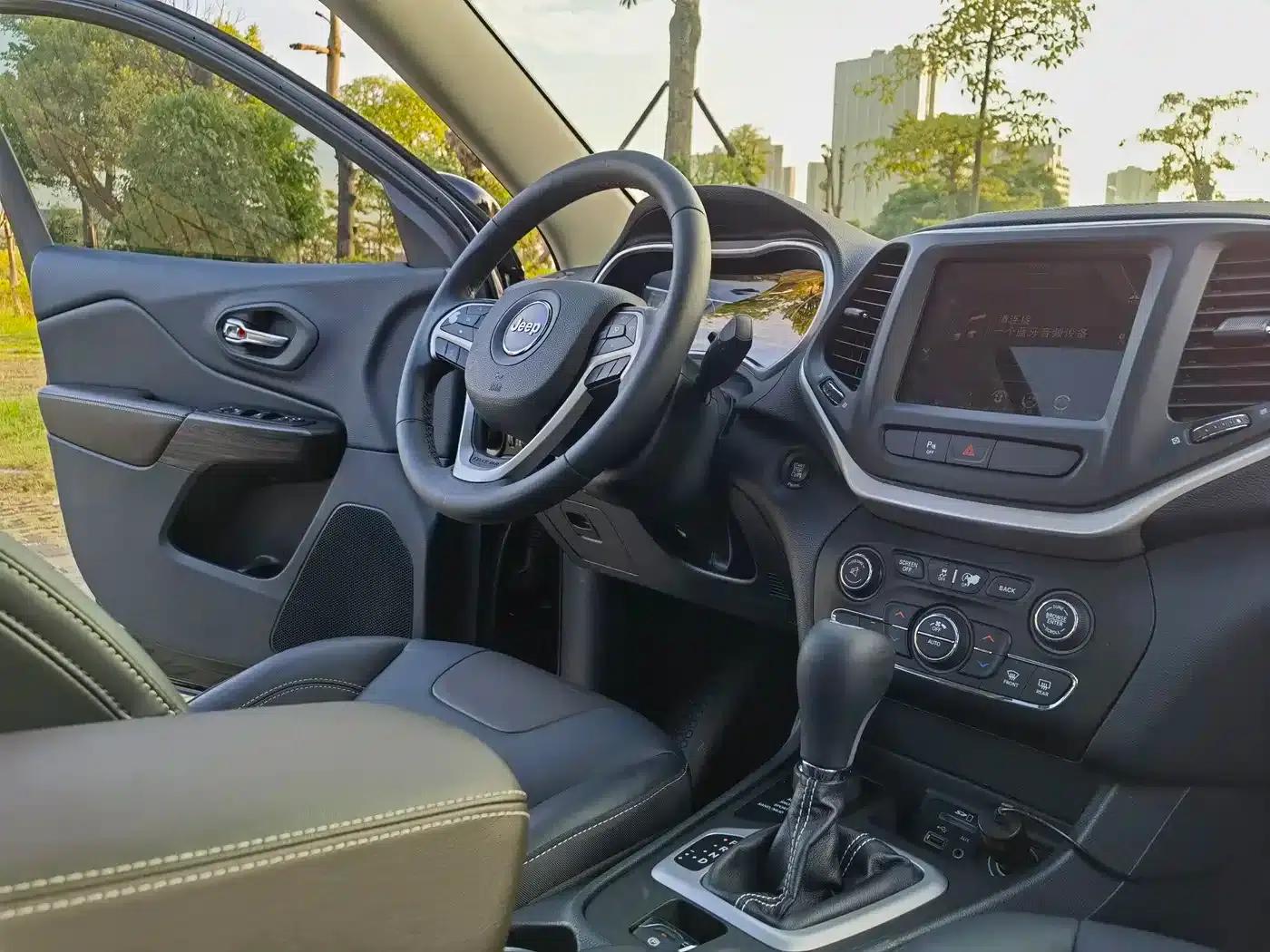 Jeep Cherokee 2016 2.4L Professional Smart Edition — миниатюра 10