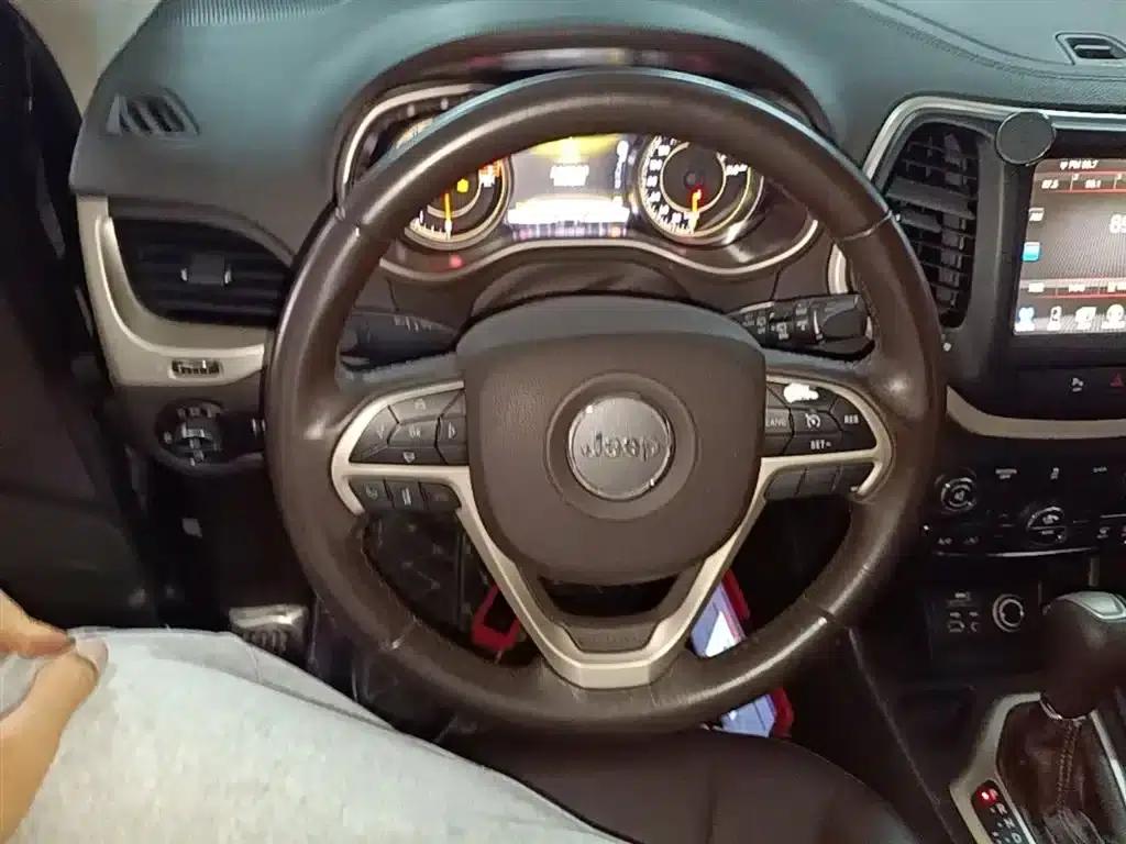 Jeep Cherokee 2016 2.0L Premium Edition — миниатюра 11