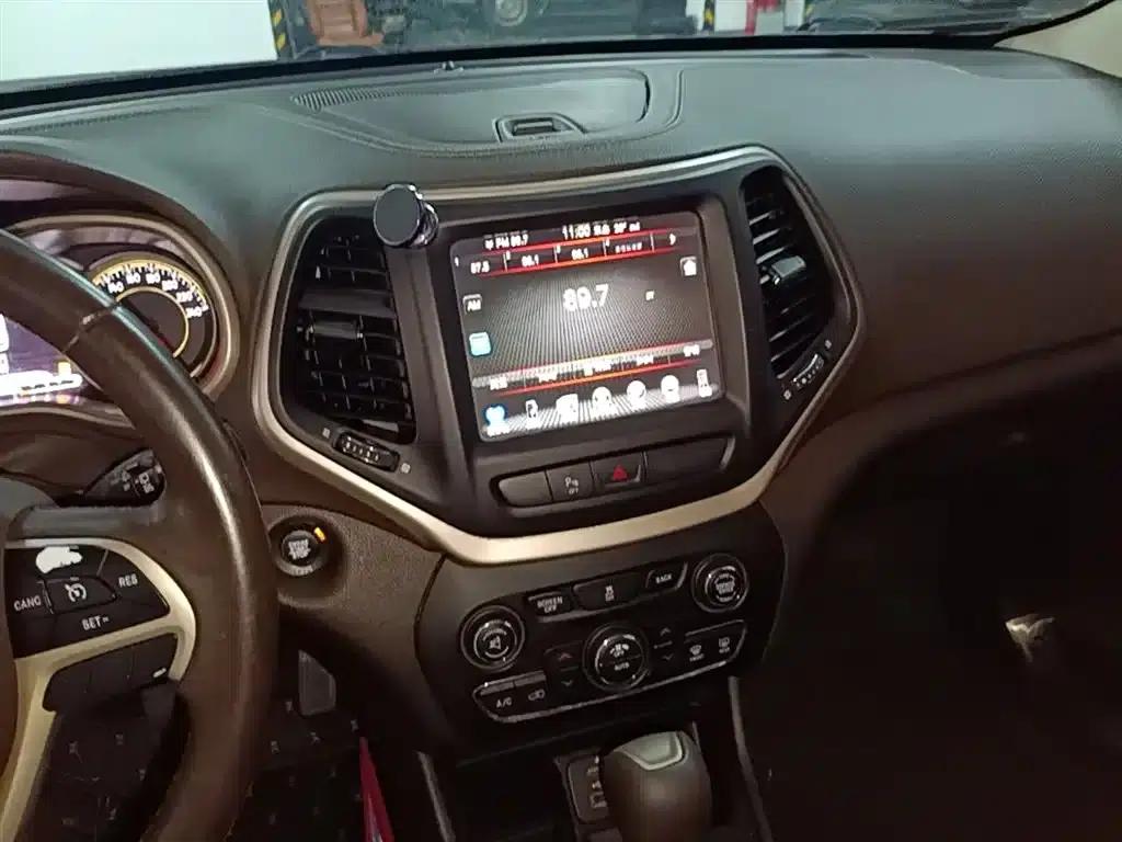 Jeep Cherokee 2016 2.0L Premium Edition — миниатюра 13
