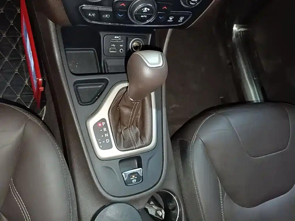 Jeep Cherokee 2016 2.0L Premium Edition — миниатюра 14