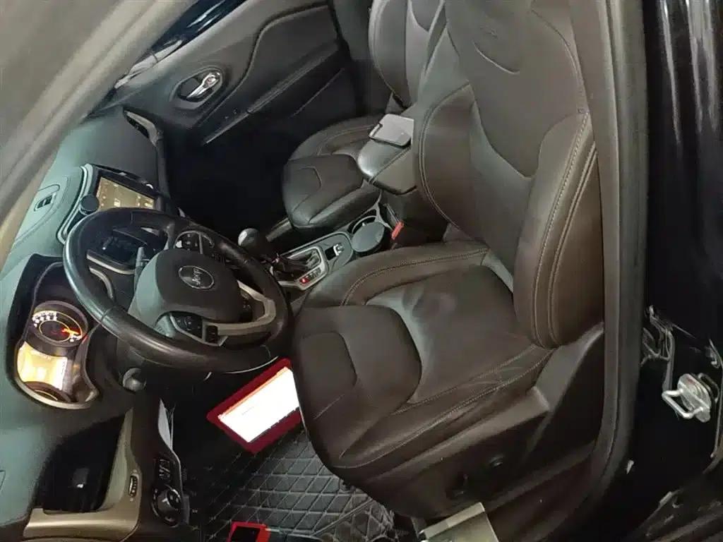 Jeep Cherokee 2016 2.0L Premium Edition — миниатюра 15