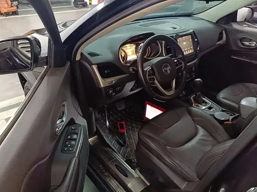 Jeep Cherokee 2016 2.0L Premium Edition — миниатюра 16