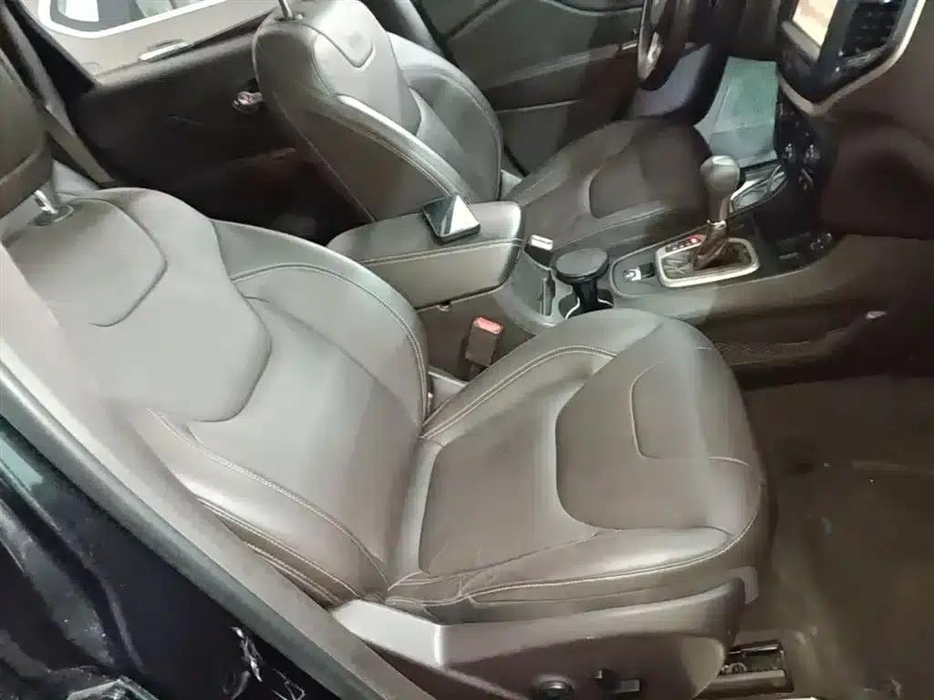 Jeep Cherokee 2016 2.0L Premium Edition — миниатюра 25