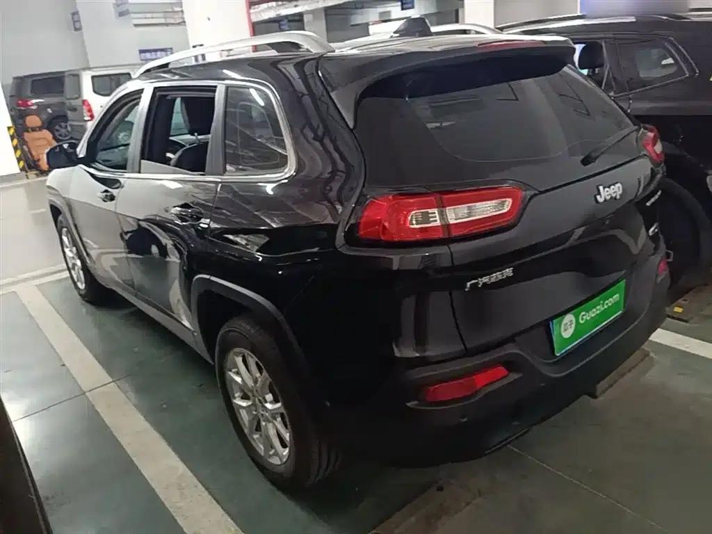 Jeep Cherokee 2016 2.0L Premium Edition — миниатюра 5