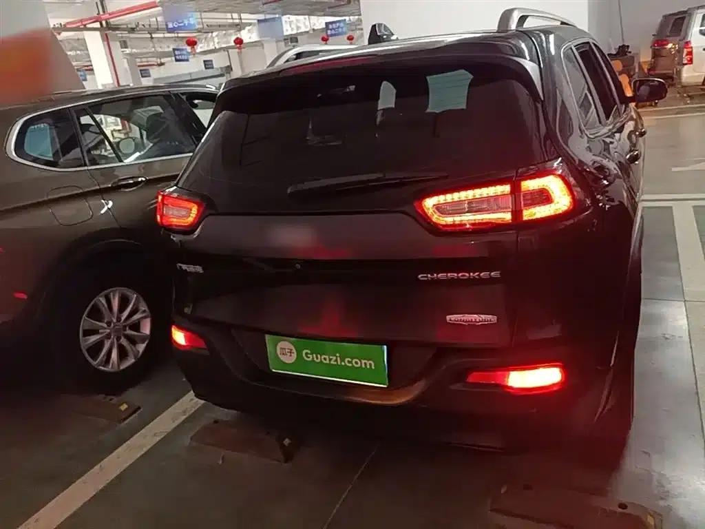Jeep Cherokee 2016 2.0L Premium Edition — миниатюра 6