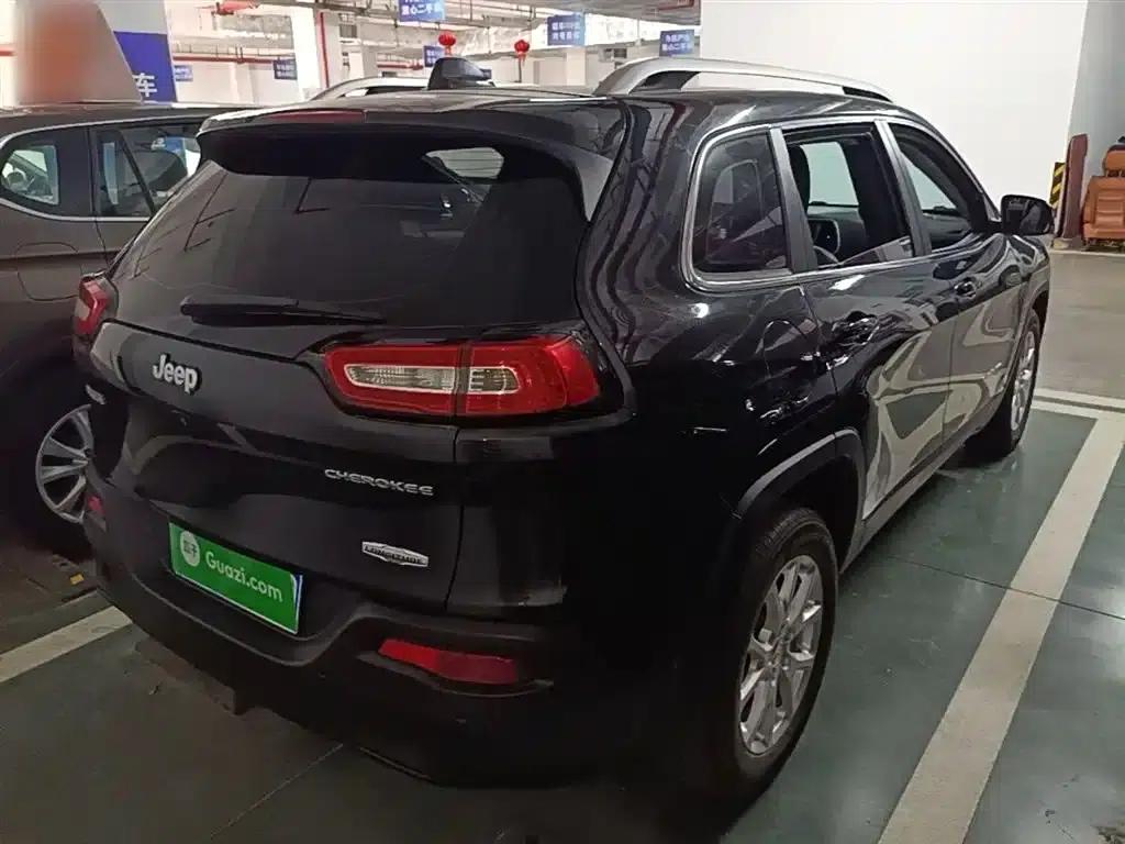 Jeep Cherokee 2016 2.0L Premium Edition — миниатюра 7