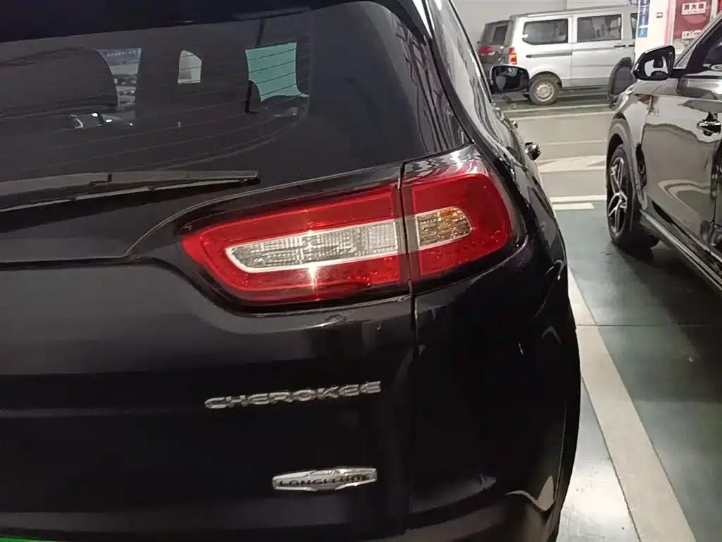 Jeep Cherokee 2016 2.0L Premium Edition — миниатюра 8