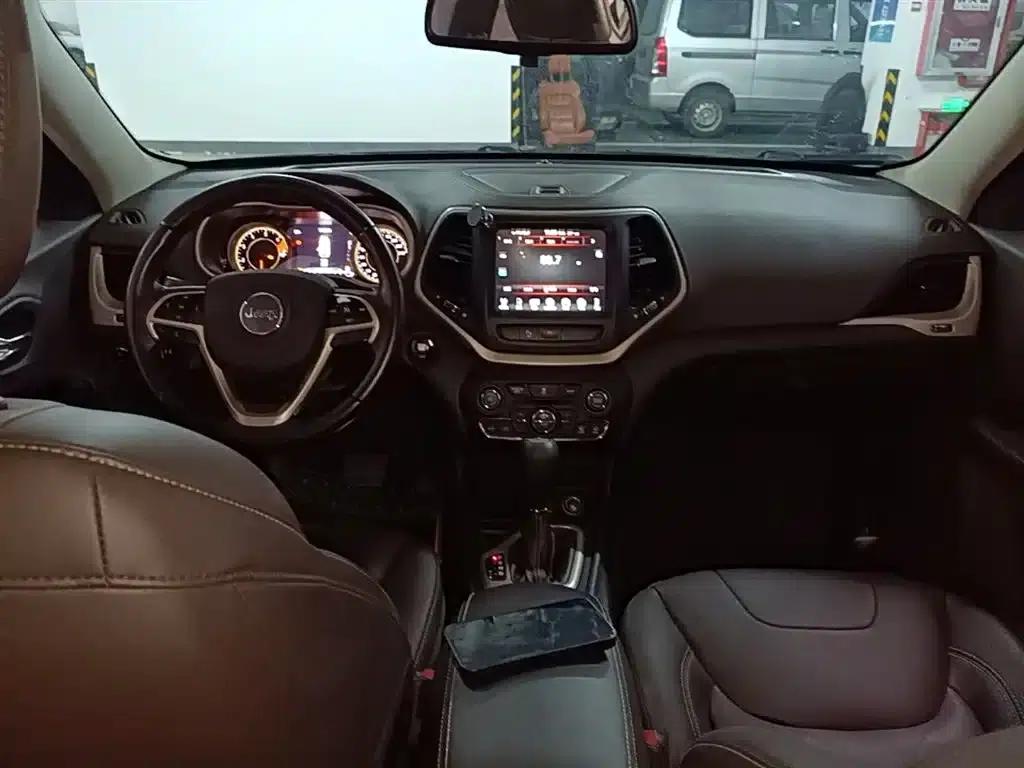 Jeep Cherokee 2016 2.0L Premium Edition — миниатюра 10