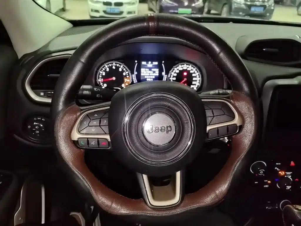 Jeep Renegade 2018 Connected Large Screen Edition 180T Automatic High-Performance Edition — миниатюра 11