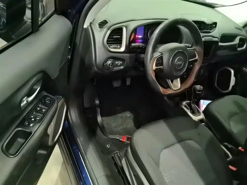 Jeep Renegade 2018 Connected Large Screen Edition 180T Automatic High-Performance Edition — миниатюра 16