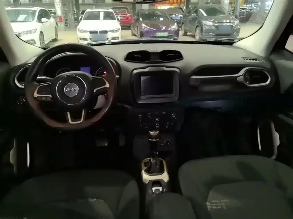 Jeep Renegade 2018 Connected Large Screen Edition 180T Automatic High-Performance Edition — миниатюра 10