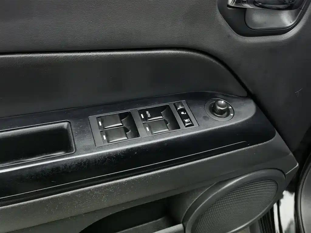 2014 Jeep Compass 2.4L Sport Edition — миниатюра 9
