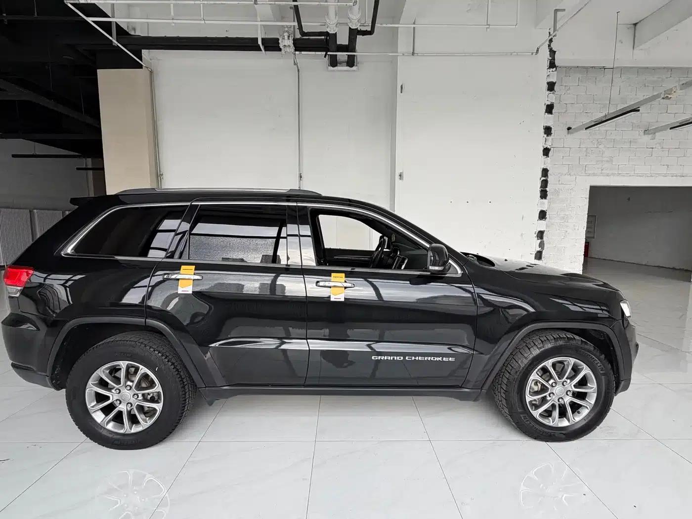 2016 Jeep Grand Cherokee Imported Model 3.0L Comfort Navigation Edition — миниатюра 4
