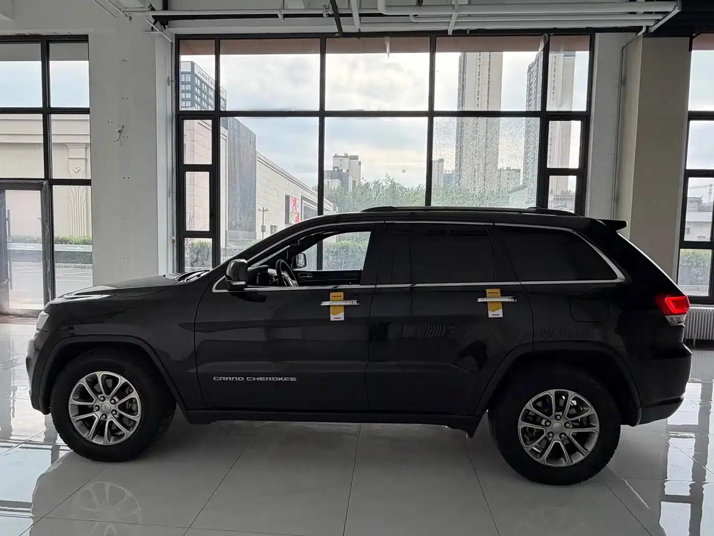 2016 Jeep Grand Cherokee Imported Model 3.0L Comfort Navigation Edition — миниатюра 5