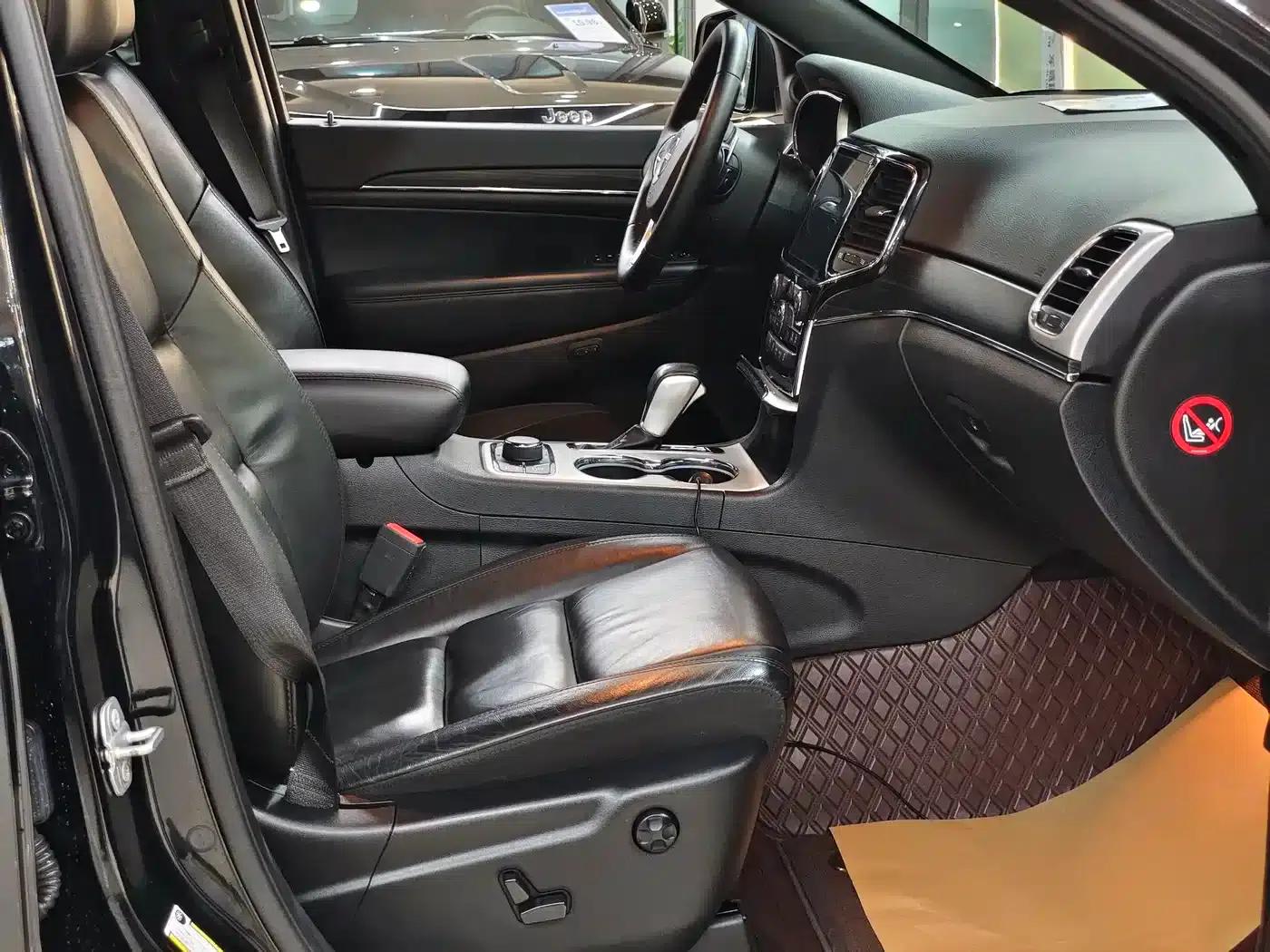 2020 Jeep Grand Cherokee Imported Model 3.6L Elite Navigation Edition — миниатюра 11