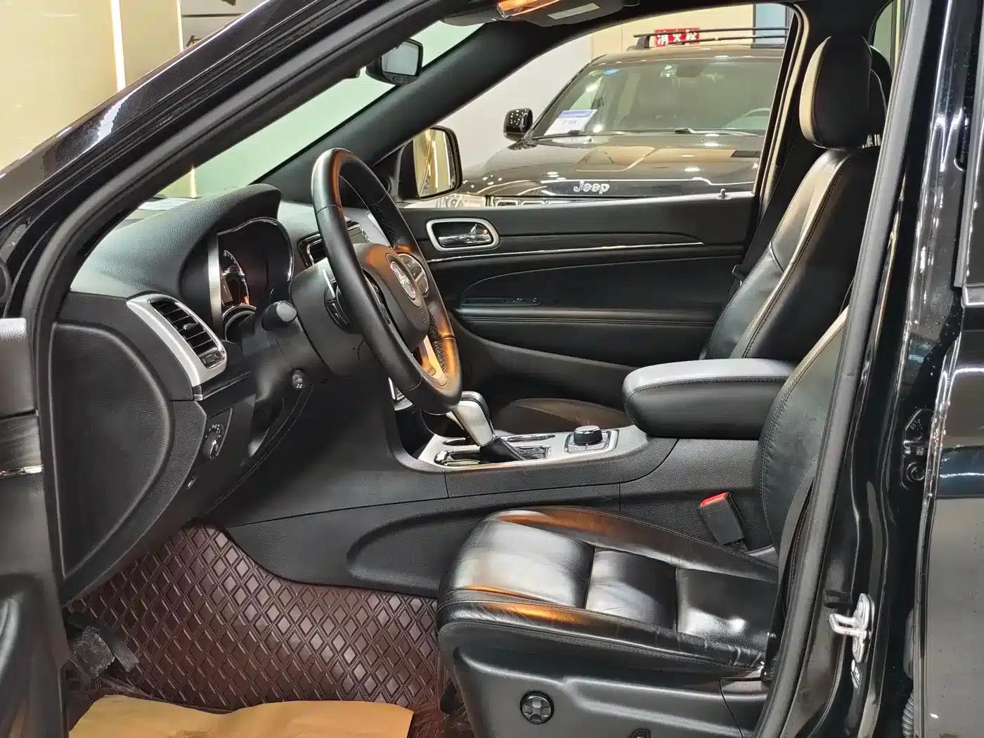 2020 Jeep Grand Cherokee Imported Model 3.6L Elite Navigation Edition — миниатюра 13