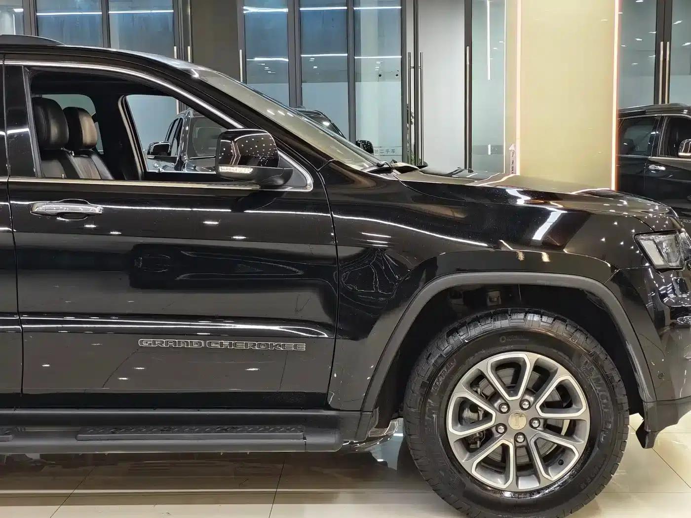 2020 Jeep Grand Cherokee Imported Model 3.6L Elite Navigation Edition — миниатюра 18