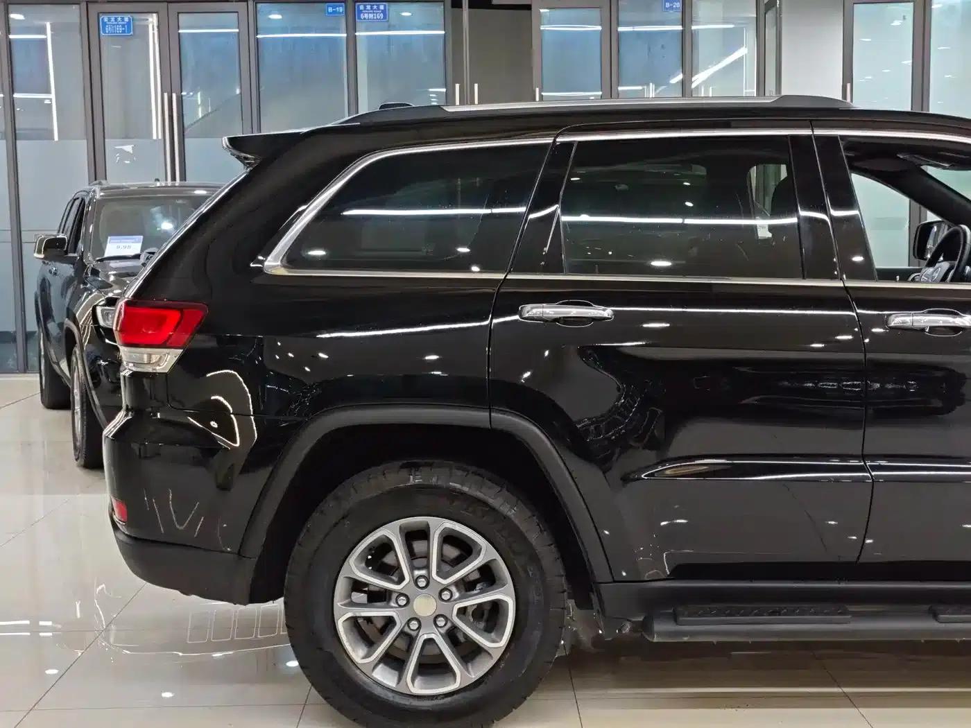 2020 Jeep Grand Cherokee Imported Model 3.6L Elite Navigation Edition — миниатюра 19