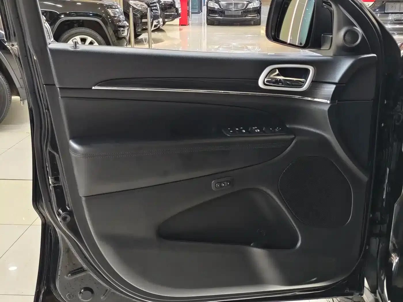 2020 Jeep Grand Cherokee Imported Model 3.6L Elite Navigation Edition — миниатюра 4