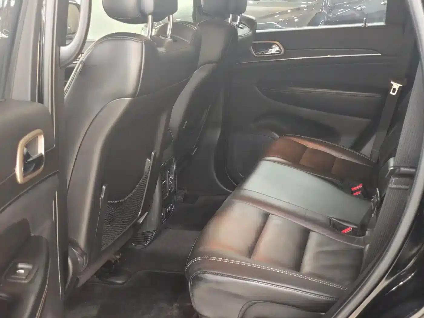 2017 Jeep Grand Cherokee Imported Model 3.0L Comfort Navigation Edition — миниатюра 11