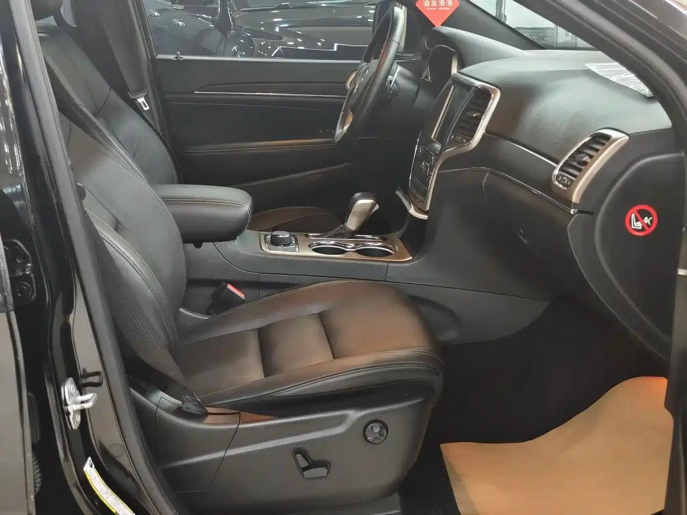 2017 Jeep Grand Cherokee Imported Model 3.0L Comfort Navigation Edition — миниатюра 12