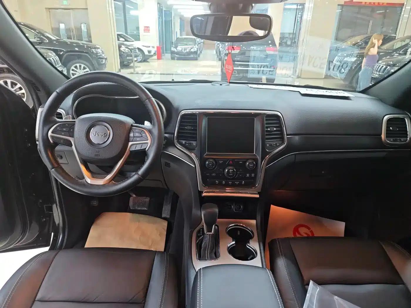 2017 Jeep Grand Cherokee Imported Model 3.0L Comfort Navigation Edition — миниатюра 14