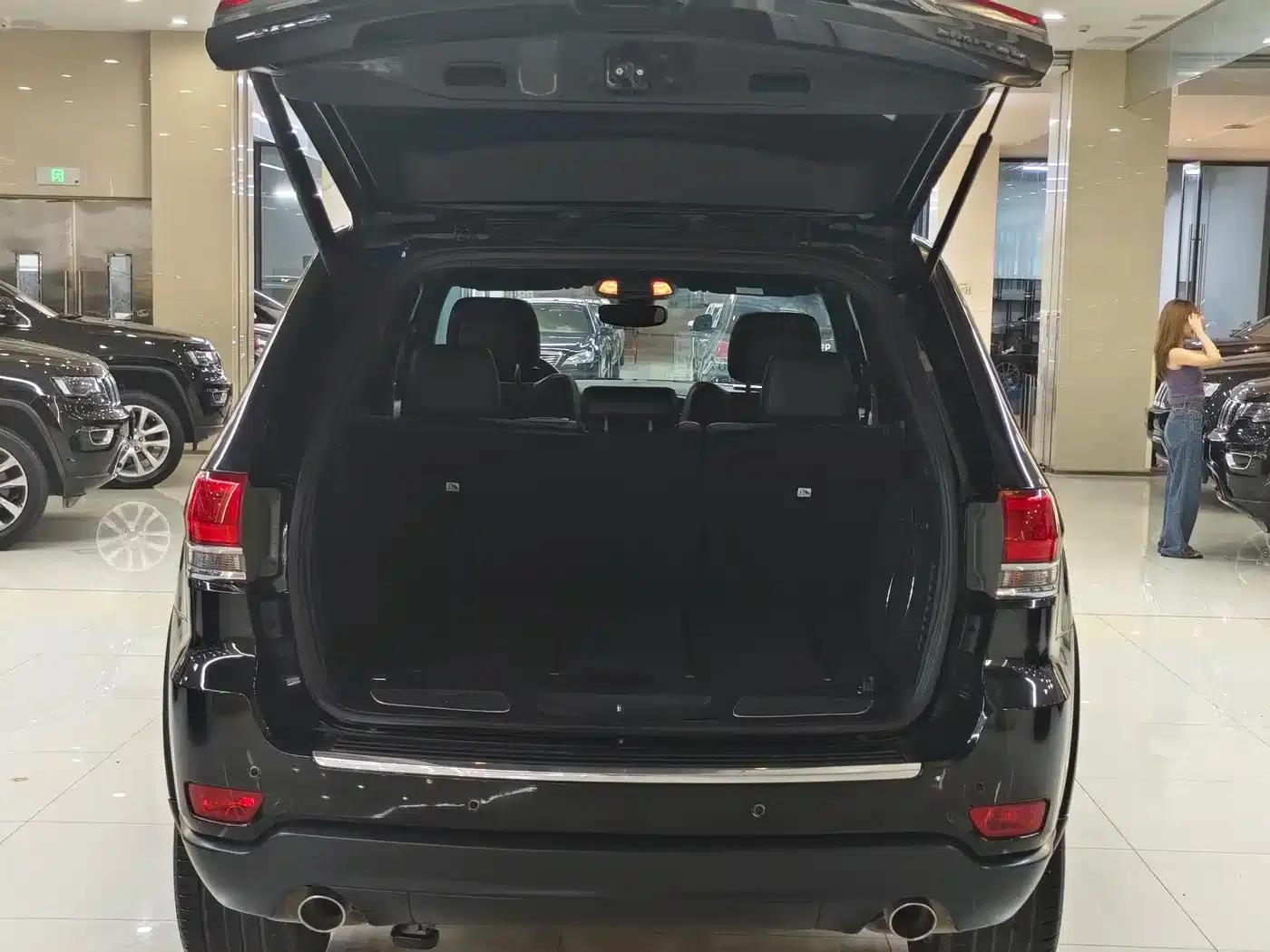 2017 Jeep Grand Cherokee Imported Model 3.0L Comfort Navigation Edition — миниатюра 19