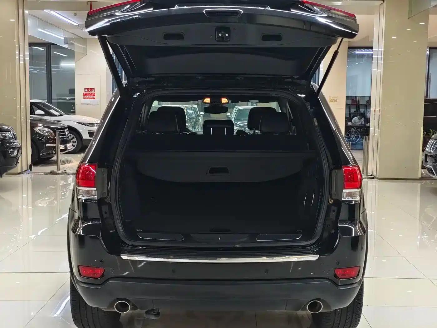 2017 Jeep Grand Cherokee Imported Model 3.0L Comfort Navigation Edition — миниатюра 19