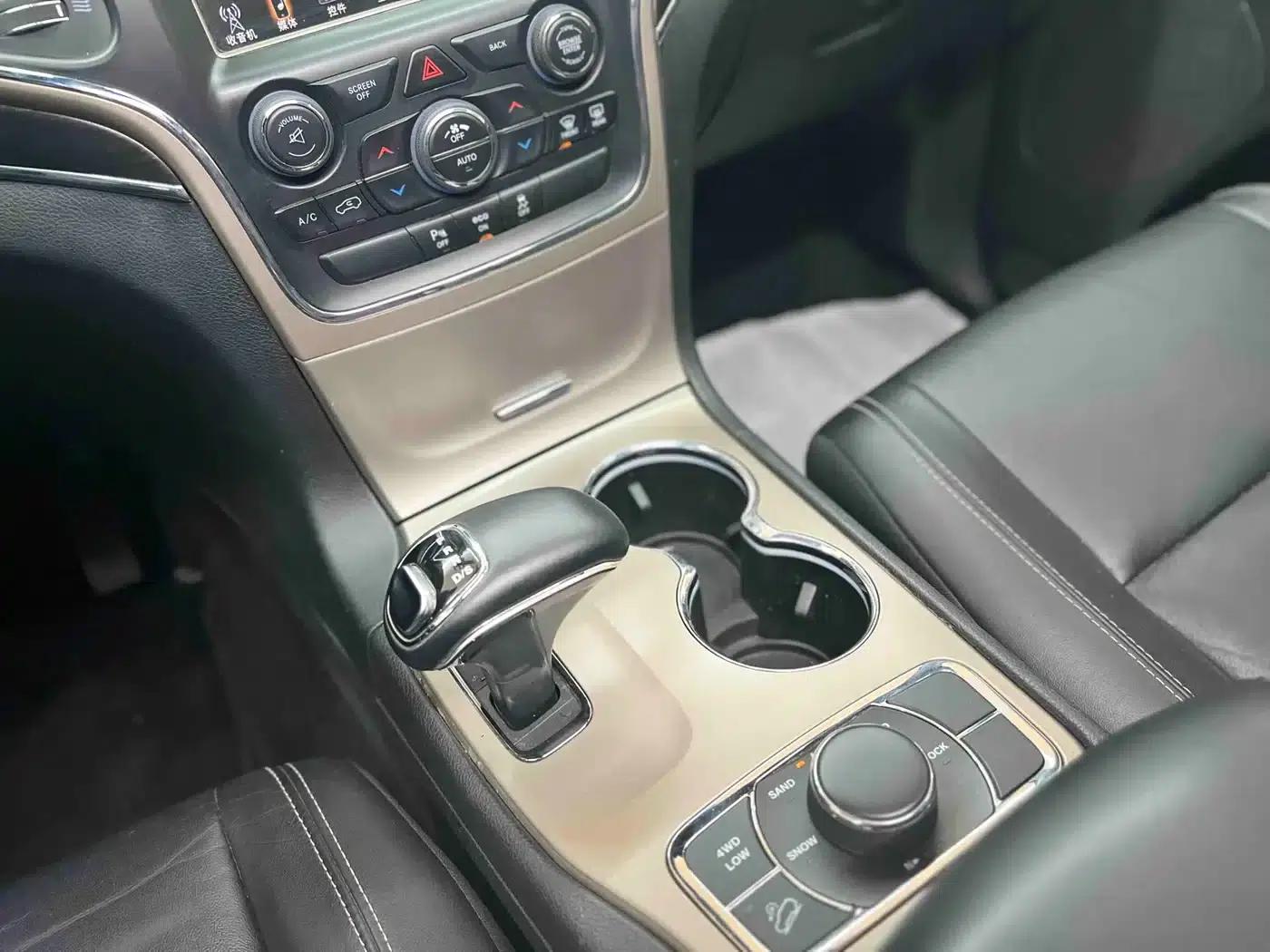 2014 Jeep Grand Cherokee Imported Model 3.0L Comfort Navigation Edition — миниатюра 19