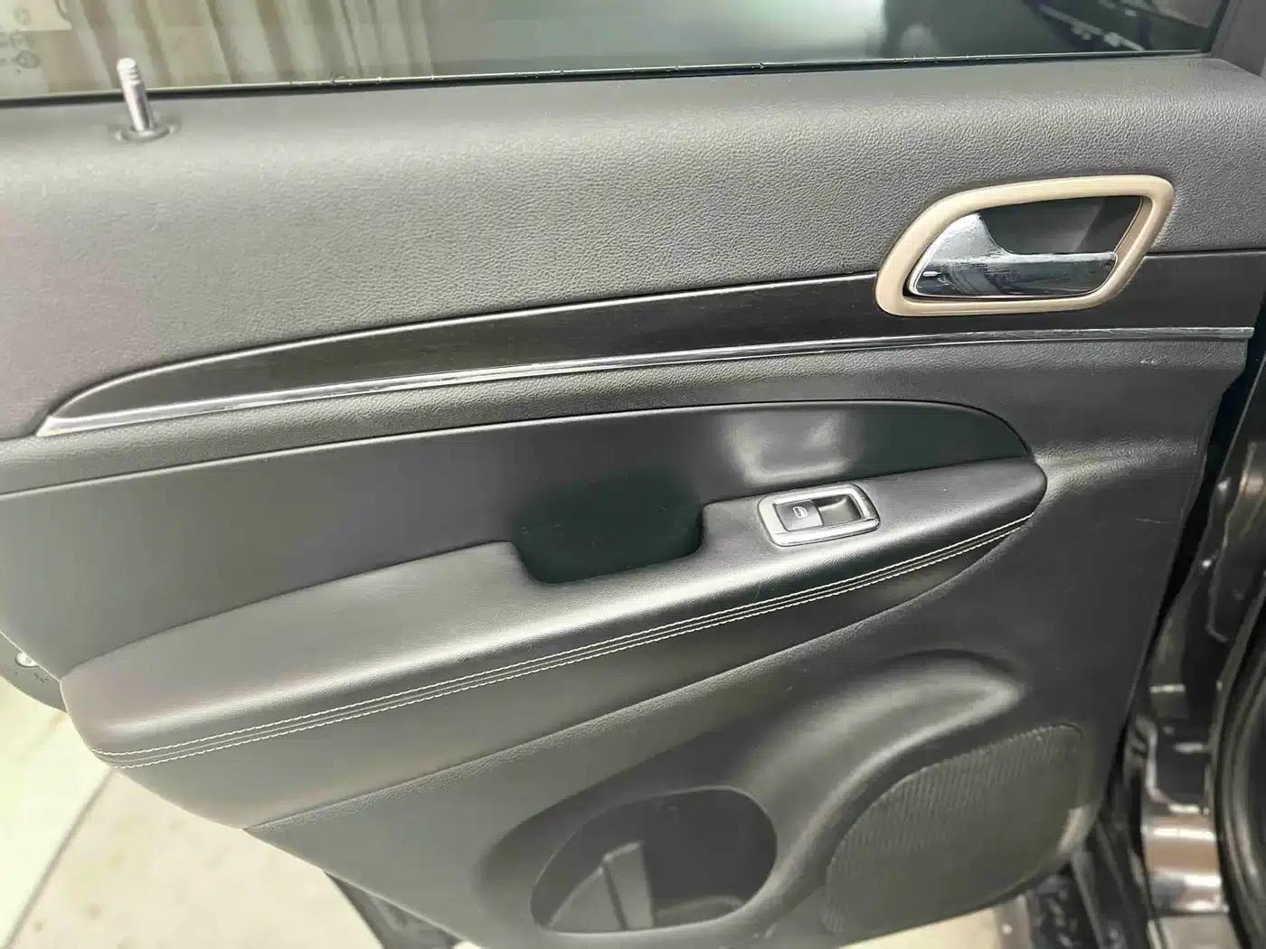 2014 Jeep Grand Cherokee Imported Model 3.0L Comfort Navigation Edition — миниатюра 20
