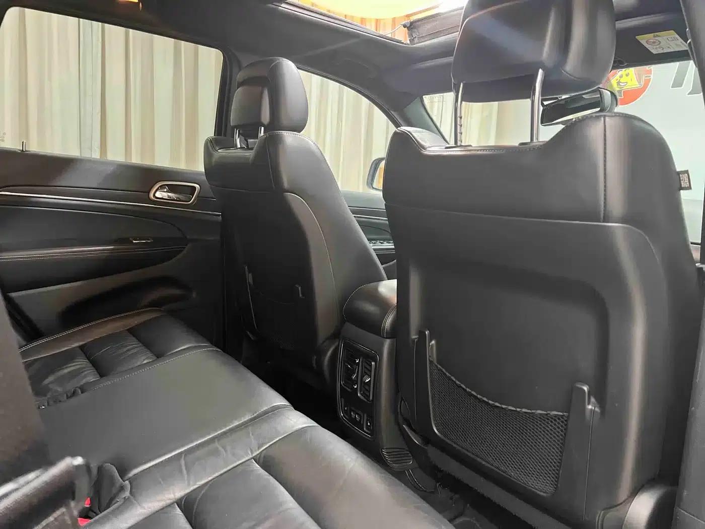 2014 Jeep Grand Cherokee Imported Model 3.0L Comfort Navigation Edition — миниатюра 25