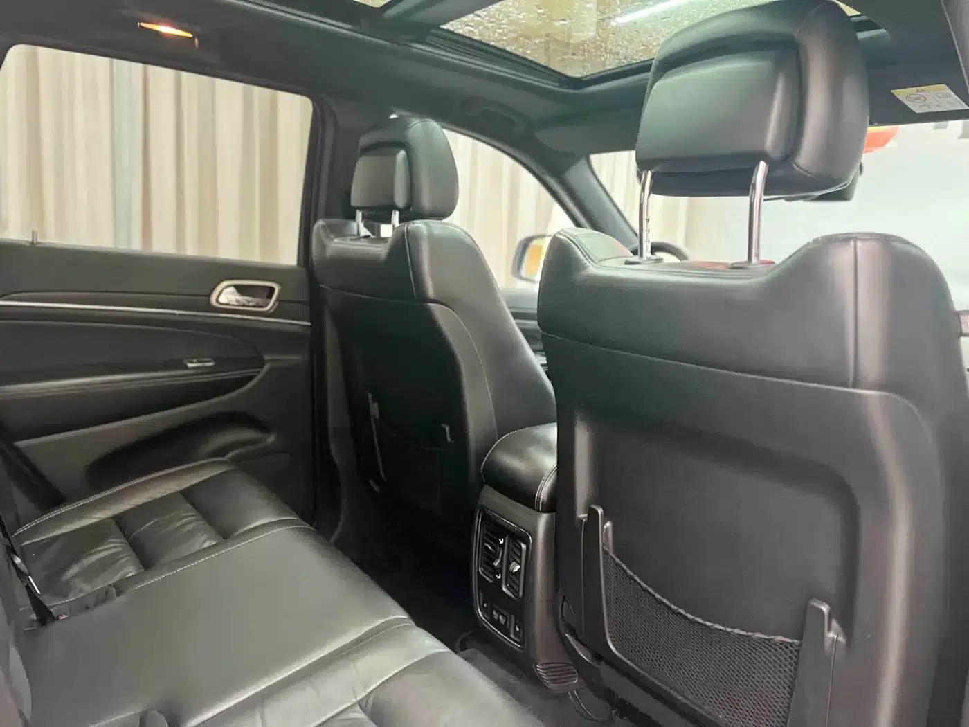 2014 Jeep Grand Cherokee Imported Model 3.0L Comfort Navigation Edition — миниатюра 27