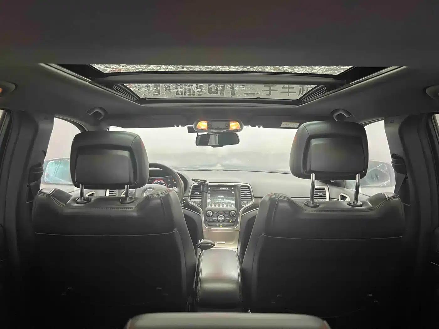 2014 Jeep Grand Cherokee Imported Model 3.0L Comfort Navigation Edition — миниатюра 33