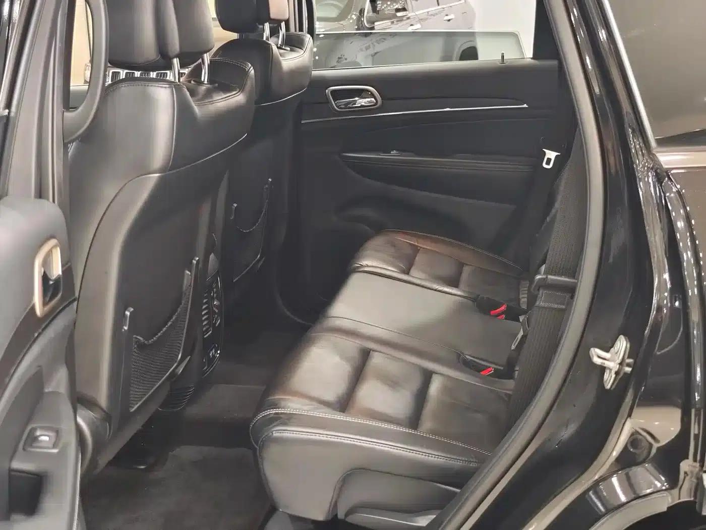 2017 Jeep Grand Cherokee Imported Model 3.0L Comfort Navigation Edition — миниатюра 11
