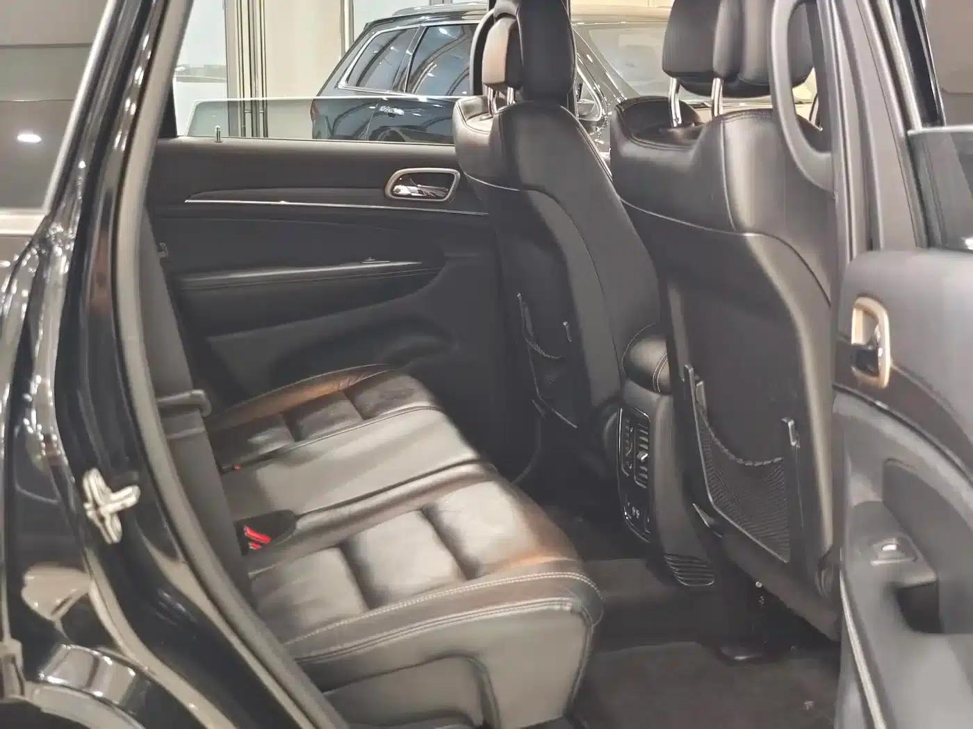 2017 Jeep Grand Cherokee Imported Model 3.0L Comfort Navigation Edition — миниатюра 12