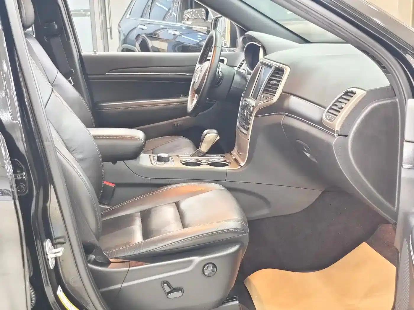 2017 Jeep Grand Cherokee Imported Model 3.0L Comfort Navigation Edition — миниатюра 13