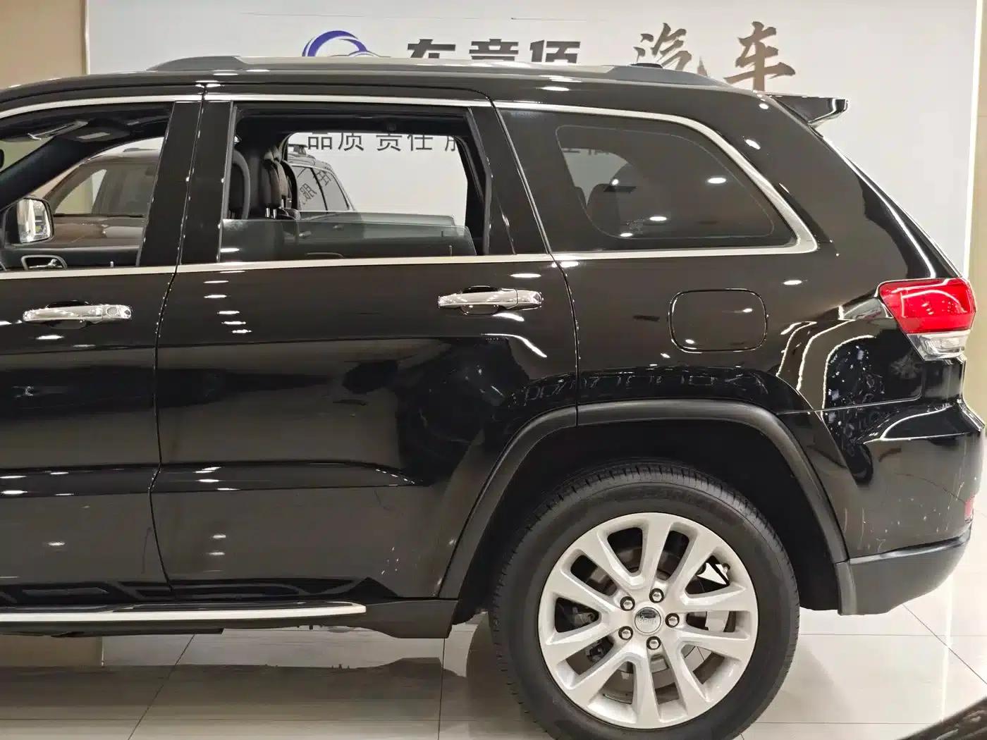 2017 Jeep Grand Cherokee Imported Model 3.0L Comfort Navigation Edition — миниатюра 17