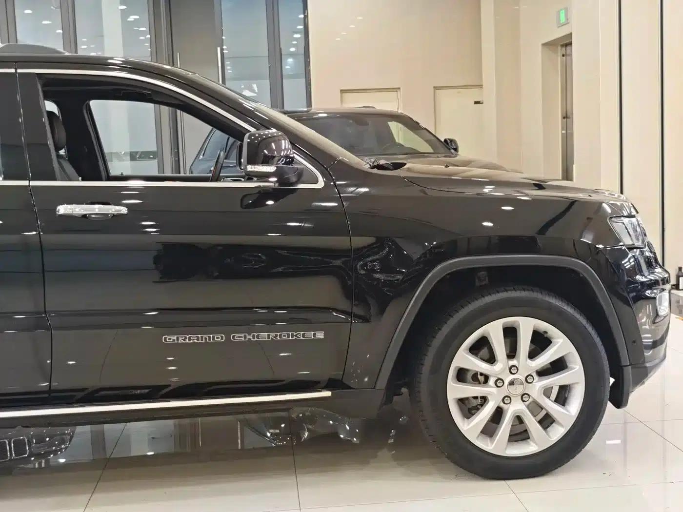 2017 Jeep Grand Cherokee Imported Model 3.0L Comfort Navigation Edition — миниатюра 21