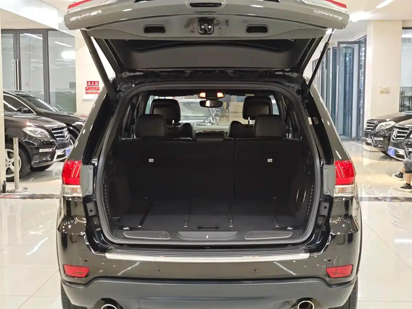 2017 Jeep Grand Cherokee Imported Model 3.0L Comfort Navigation Edition — миниатюра 24