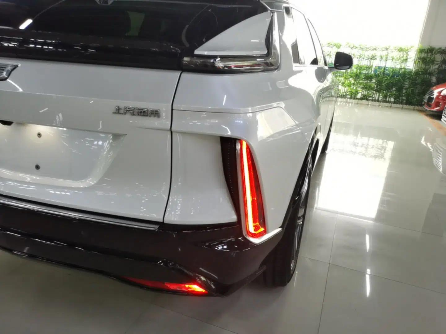 Cadillac LYRIQ 2024 Rear-Drive Standard Range Luxury Edition — миниатюра 7
