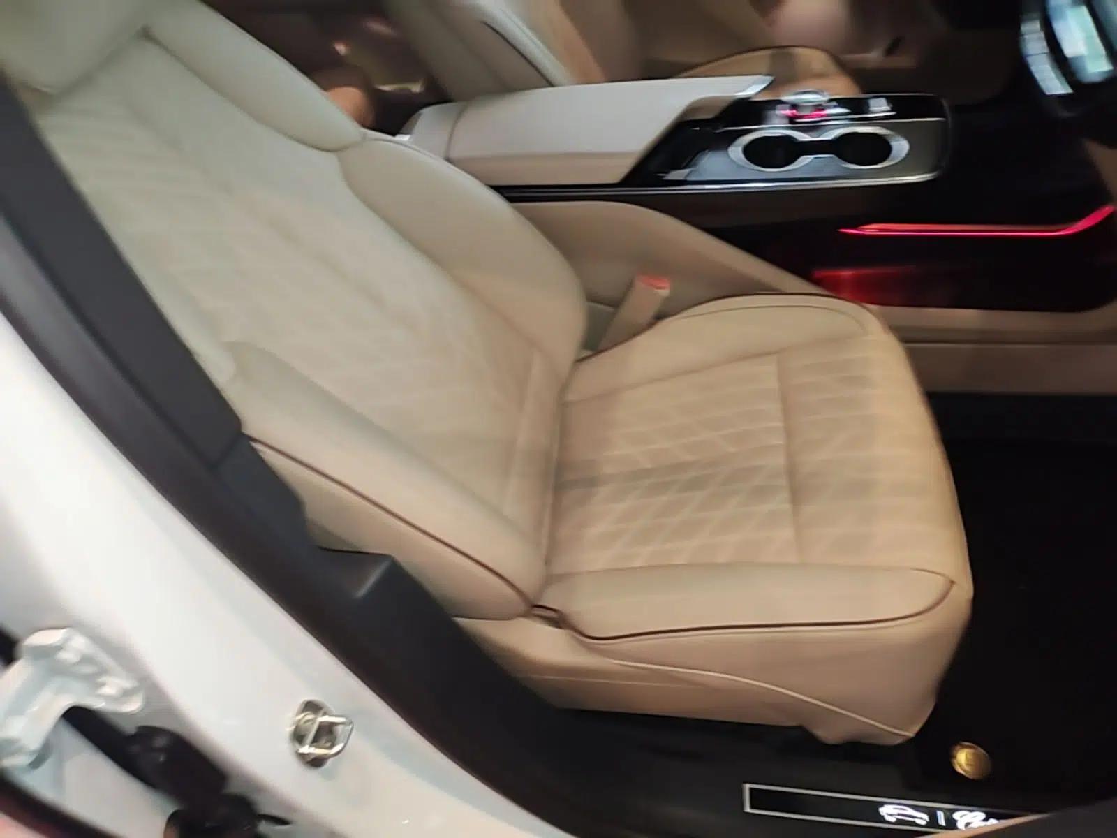 Cadillac LYRIQ 2022 Rear-Drive Long-Range Prestige Edition — миниатюра 23