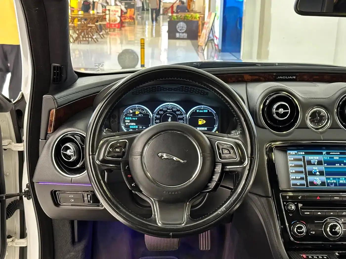 Jaguar XJ 2015 XJL 3.0 SC 2WD Panoramic Business Edition — миниатюра 17