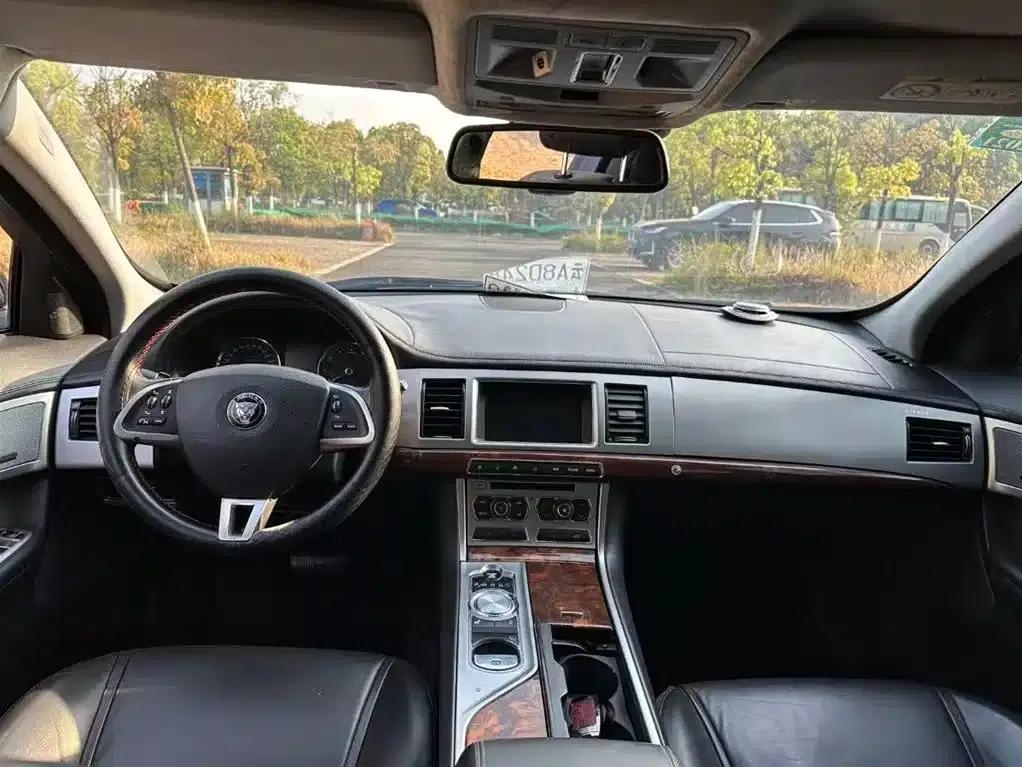 2014 Jaguar XF 2.0T Luxury Edition — миниатюра 4