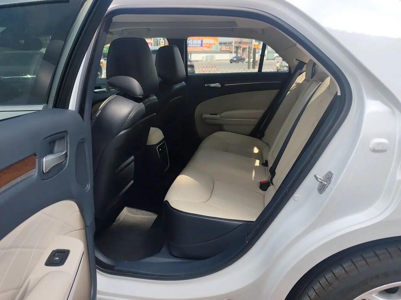 Chrysler 300C 2016 3.0L Supreme Edition — миниатюра 18
