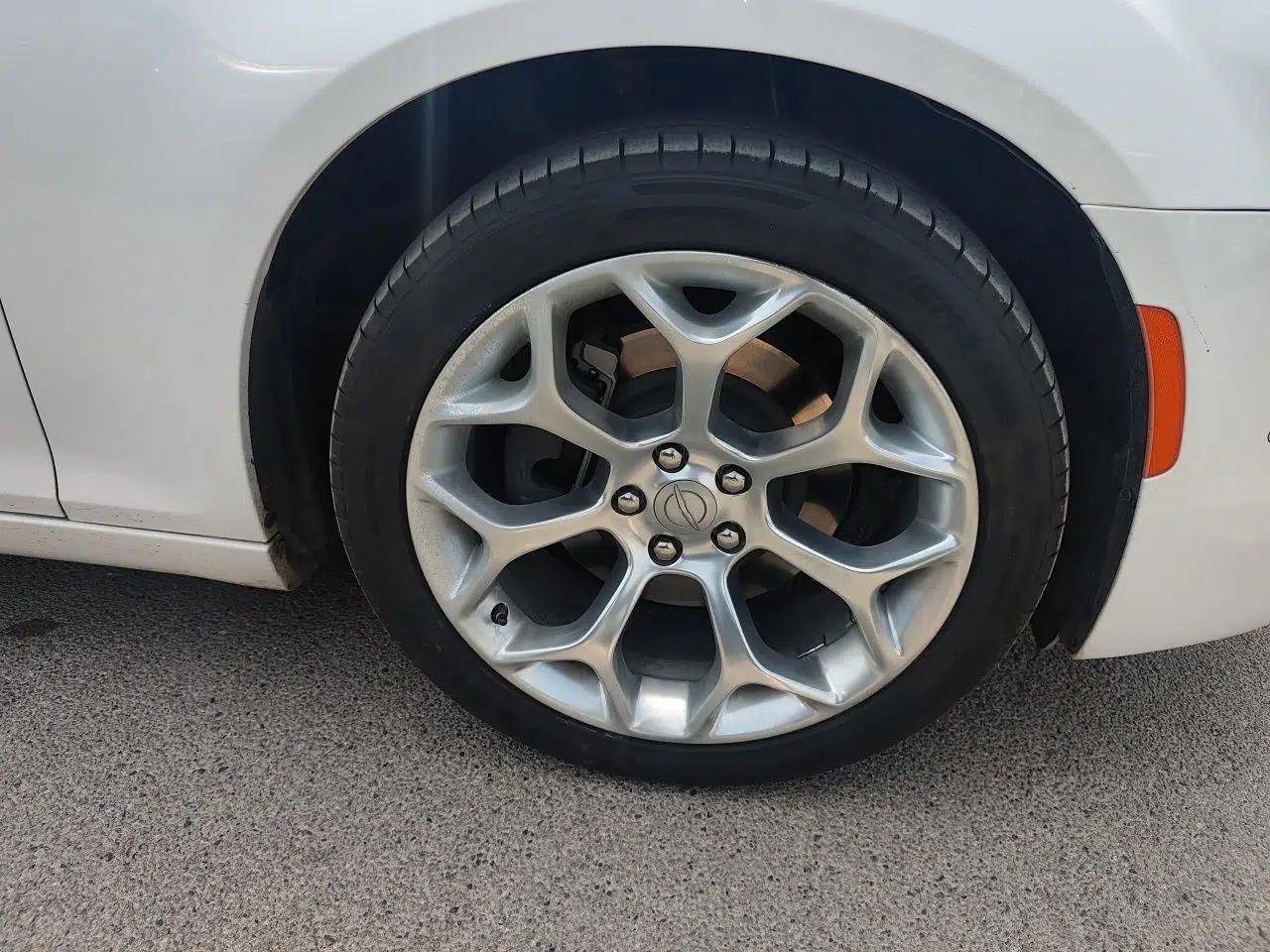 Chrysler 300C 2016 3.0L Supreme Edition — миниатюра 8